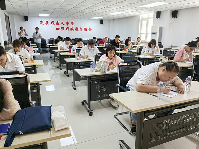 图为理论考核现场